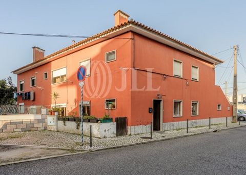 Apartamento T1 com 56 m2 de área bruta privativa, com acesso a logradouro em Porto Salvo, Oeiras. O apartamento está inserido numa moradia familiar dividia em seis apartamentos. Fica no rés de chão com entrada direta da rua. Com uma sala de 15 m2, qu...