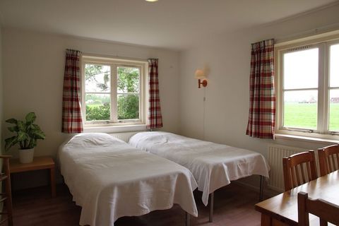 Comfort op het platteland Verscholen in het serene landschap van Sintjohannesga is dit charmante vakantiehuis een ideale plek op het platteland voor gezinnen of hechte groepen. Met zijn warme, uitnodigende interieur en ruime indeling biedt het een pe...
