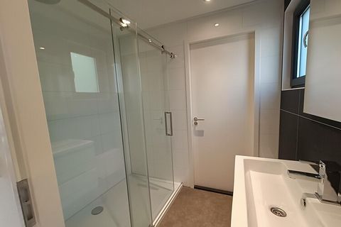 Dit moderne vakantiehuis ligt op het ruim opgezette vakantiepark Resort De Zanding, omringd door natuurgebieden, waaronder het Nationale Park De Hoge Veluwe, op 19 km. ten noordwesten van de gezellige stad Arnhem. Het kleinschalige centrum van Otterl...