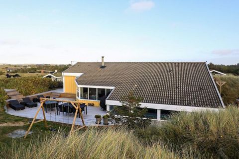 Esta casa de vacaciones con piscina, jacuzzi y sauna se encuentra en una zona de dunas única cerca de Saltum Beach, una de las mejores playas de Dinamarca. Desde varios lugares de la casa así como parte de las terrazas hay vistas al mar. La cabaña ti...