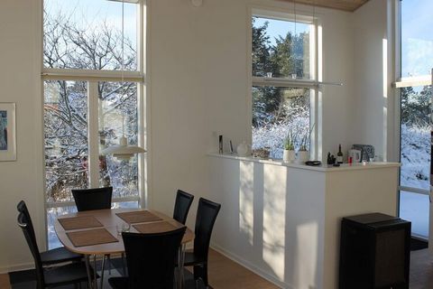 Auf einem schönen Grundstück in der Nähe von Henne Strand an der Nordsee liegt hier ein richtig gemütliches Ferienhaus. Die Küche und das Wohnzimmer liegen in offener Verbindung miteinander, und vom Wohnzimmer ist Ausgang zu der wunderbaren und gesch...