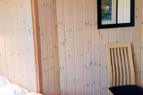 Ten domek znajduje się w pierwszym rzędzie do plaży w Nordborg w malowniczej i cichej okolicy. Z salonu i tarasu roztacza się ładny widok na morze, więc w chłodne dni można usiąść na kanapach przed piecem opalanym drewnem i spojrzeć na Little Belt. K...