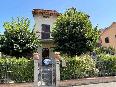 CASTIGLIONE DEL LAGO (PG), Sanfatucchio: Approximately 220 square meters independent house on three levels comprising: * Ground floor: entrance, living room with fireplace, dining room, kitchen, hallway with access to the terrace and the backyard gar...