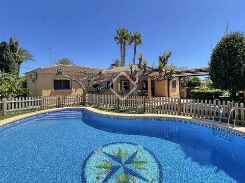 This charming renovated villa in San Juan de Alicante offers a perfect combination of comfort and Mediterranean style. It is located just 12 minutes walk from Muchavista beach, with its restaurants and tram station, as well as a 3-minute car from the...