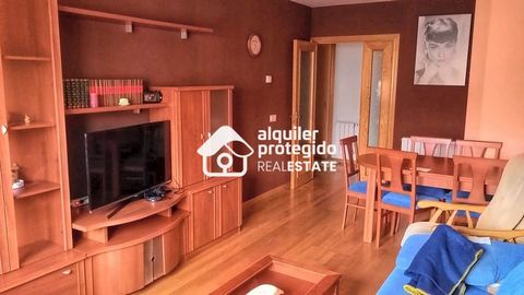ALQUILER PROTEGIDA REAL ESTATE bietet diese prächtige, halbneue Wohnung in einer der begehrtesten Städte der Provinz Segovia Dies ist eine Immobilie mit Langzeitmietern, perfercta für INVESTOREN. Sehr helles Haus, außen, verteilt auf ein großes separ...
