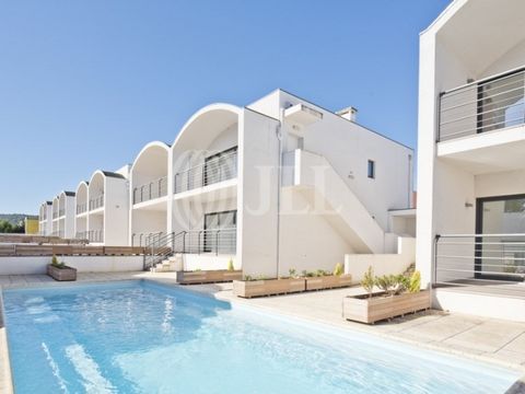 2-bedroom apartment with a gross private area of 67 sqm, modern lines, terrace, private swimming pool, and garage, located in the gated community Palmela Village, with 24-hour security, in Setúbal. The apartment, situated on the 1st floor of a buildi...