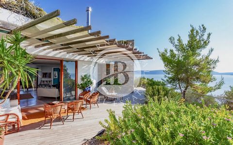 De woning, gelegen op het Griekse eiland Alonissos boven het charmante vissersdorpje Steni Vala, omvat een villa met terrassen, tuinen, land en een overloopzwembad met jacuzzi en uitzicht op zee. De villa is verdeeld over twee niveaus. Alle slaapkame...