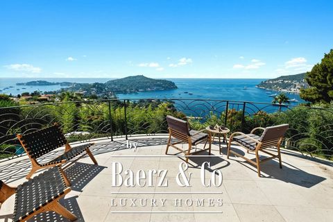 Beautiful villa with panoramic sea view over the bay of Saint Jean Cap Ferrat, just 400 meters from the beaches of Villefranche, built in 1930, southern exposure, renovated in 2017. The property of approximately 450 m2, is spread over 4 levels with l...