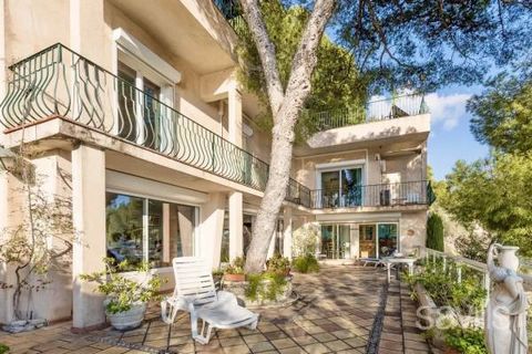 Privileged location over the water's edge set in absolute tranquillity, just a few minutes from Monaco. Modern villa surrounded by umbrella pines with 3 bedrooms and a study to be updated. Other rooms can be converted to suit your needs, and the terr...