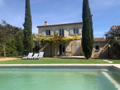 In absolute calm, in the heights of Saint Remy de Provence in a sought-after neighborhood, discover this beautiful bastide comprising an equipped kitchen opening onto a living room with fireplace, 3 bedrooms and bathroom. Lovely green garden of appro...