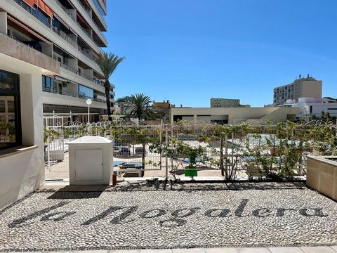 Charming upper floor apartment for sale in the exclusive urbanization of La Nogalera, Torremolinos. This property has one bedroom, two bathrooms and a terrace with impressive panoramic views. It is distributed as follows: Entrance hall with access to...