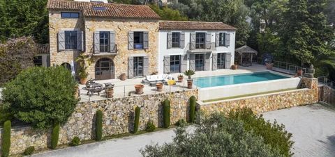 Situated in the heart of Le Cannet on a plot of around 3,475 m², this charming, modern 395 m² house enjoys lovely open views to the sea and the Lérin Islands, in a quiet location close to all amenities. The well-kept garden features a heated swimming...