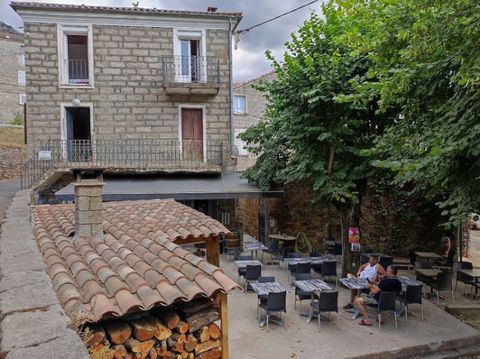 A VENDRE - OLIVESE - MAISON DE VILLAGE de 112 m² env. , composée : Au rez-de-chaussée d'une pièce à vivre avec une petite terrasse donnant sur la place du village, une cuisine, 1sdb, wc, un atelier attenant à la maison 