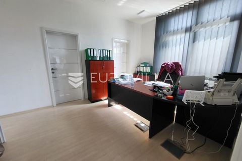 araždin, Banfica. A beautiful office space is for sale on the first floor of a newly built mixed-use building. It consists of a furnished office area of 21.5 m2. The flooring and wall coverings have been carefully chosen to create a pleasant environm...
