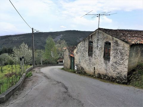 For sale rustic stone house for renovation composed of 2 floors, pátio and land with 1827 m2, located in the quiet village of Sacões, 5 min from Vila Nova do Ceira, 10 min from Góis and very close to the Serra da Lousa and its shist villages. Perfect...