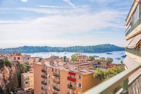 This recently renovated 4-room apartment offers a pleasant view of the sea, the bay of Villefranche sur Mer and Saint-Jean-Cap-Ferrat in the background. very much appreciable from the living room - dining room, the terrace and the master bedroom. Cro...