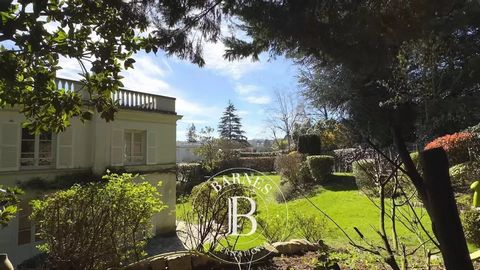BARNES Yvelines is listing a charming house totalling a surface area of over 300m² (3,229 sq ft), renovated in 2023/2024 and with double-glazed wood windows and beautiful parquet floors. Fantastic opportunity in the Gressets district of the old villa...