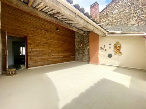 Exclusively in your Laborie Immobilier agencies, come and discover this spacious village house of about 272m2 located in the charming town of Roubia, bordered by the Canal du Midi, 10 minutes from Lézignan-Corbières. It consists on the ground floor, ...
