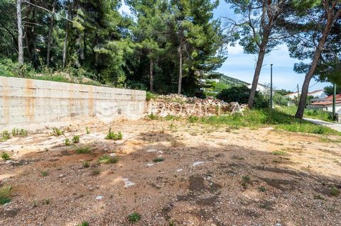 Hvar, Ivan Dolac, attractive building plot, located second row from the sea, with a partial view of the sea. The land has a valid building permit for the construction of a family house, with all contributions paid. The plot is surrounded by a road on...
