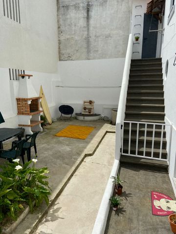 Villa op de 1e verdieping met 2 slaapkamers, keuken, badkamer, kleerkast + bureau en buitenpatio met barbecue voor 4 personen, maar er kan nog een persoon bij in de binnenkamer. Het is gelegen in een wijk van Almada, in de buurt van Lissabon, aan de ...