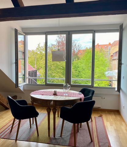 The apartment is a 7-minute walk from the train station directly in the center of Landau. An external staircase leads directly into the apartment via a small shared balcony. The beautifully bright, open and large living area offers a dining area, kit...