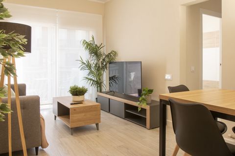 L'appartement de la calle Tamarit 105 est un endroit idéal pour ceux qui recherchent un séjour confortable et ensoleillé à Barcelone. Cet appartement dispose de trois chambres, une double et deux simples, toutes équipées d'un bureau, d'un lit et d'un...