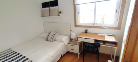 Room in renovated apartment in Torrecedeira street, next to green areas, the historic center 5 minutes walk, 5 supermarkets, the engineering university and the auditorium Mar de Vigo - UNED University and the 2 largest libraries, and opposite the che...