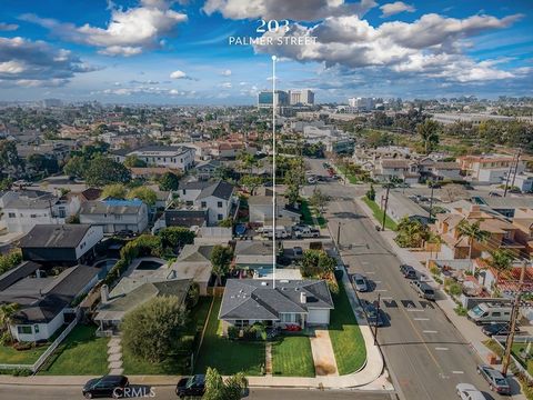 Calling all design enthusiasts and coastal dreamers! This exceptional R2 OVERSIZED CORNER lot nestled on a premier street in Eastside Costa Mesa Heights presents a singular opportunity to craft your ideal residence or investment opportunity. Currentl...