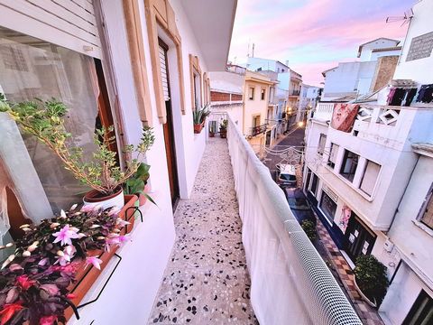 Real Estate Investment Opportunity! This magnificent building is located in the Old Town of Calpe, a place of tourist attraction and also has access to two streets. It offers three independent apartments and a storage room in the basement, providing ...