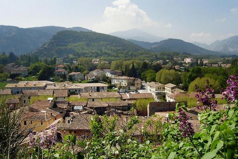 Rust en ontspanning onder de zon van de Provence, bij het zwembad met uitzicht op de prachtige groene tuin: een onvergetelijke vakantie staat u te wachten! Uw appartement op de eerste verdieping, toegankelijk via een buitentrap, bevindt zich naast he...