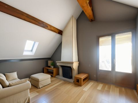 Découvrez cet appartement au charme authentique, situé au 4ème étage dun immeuble ancien, rue Jean-Jacques Rousseau, dans le centre historique de Dijon. Ce bien de 50 m² Loi Carrez et 78 m² au sol offre un potentiel unique, à rénover selon vos goûts....