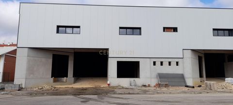 Localizado num condomínio fechado no Núcleo Empresarial de Arruda dos Vinhos, está a crescer o novo Polo Industrial. Armazém com uma área útil de 1039 m2, distribuídos da seguinte forma: Piso 0: 913 m2; Piso 1: 126 m2;  Principais características: - ...