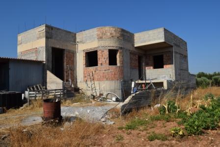 Koutsouras Maison inachevée avec sous-sol à Koutsouras. La propriété fait 120m2 sur un terrain de 140m2 plus un sous-sol de 140m2. La maison est sur deux niveaux. Il se compose de 5 pièces, trois chambres, une salle de bains et un salon décloisonné a...