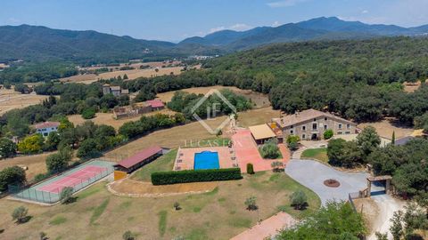 This beautiful property located on the edge of a village near Girona enjoys country views and privacy while also being very well-connected, close to all amenities. Fully renovated in 2003, the property is prepared to run as a 12 en-suite bedroom rura...