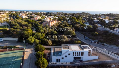 Spacieuse villa de quatre chambres , en phase finale de construction , à vendre , Carvoeiro , Algarve . À l'extérieur, la villa sera entourée d'un petit jardin et disposera d'une piscine . Cette maison a deux étages , et au rez-de-chaussée se trouven...