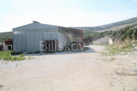 Trogir, Plano Business and production hall in the work zone - Plano Office space: approx. 300m2 Land area: 2.170m2 Dimensions approx. 30x65m Access: macadam road 5m wide (to the asphalt cca.350m) www.biliskov.com ID: 9865