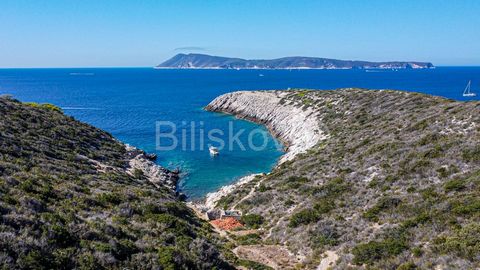 Vis, Komiža Agricultural land with a total area of 55,000 m2 with old buildings built before 1968 that can be adapted and renovated in accordance with existing dimensions. 8 larger and smaller buildings Property located in a beautiful bay with perfec...