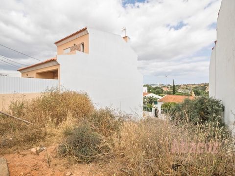 Nice opportunity to build your own townhouse in the Algarve. This plot of land is located in a residential area, only a short drive from the cities of Portimão and Lagoa, close to the beach, schools and all amenities. It's a good opportunity to be pa...