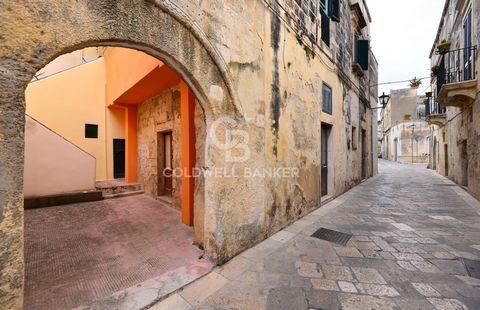 PUGLIA - LECCE - MAGLIE In the historic center of the city of Maglie we are pleased to offer for sale a nice and welcoming apartment on the first floor, in good condition, directly overlooking a characteristic and ancient Baroque square. From the mai...