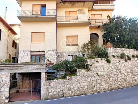 LAZIO - VITERBO - CELLERE SINGLE-FAMILY VILLA WITH GARDEN IN THE CENTER OF THE TOWN Single-family villa with a splendid sea view of 500 square meters, in the center of the village of Cellere. The property is spread over 5 levels and is divided as fol...