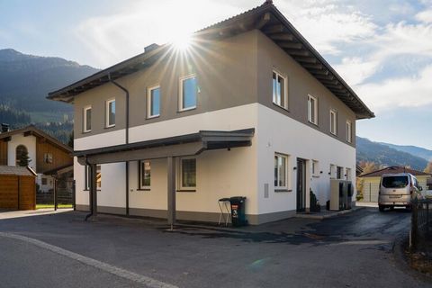 Dit moderne, vrijstaande vakantiehuis voor maximaal 10 personen ligt in het plaatsje Niedernsill in het Salzburgerland, midden in de skigebieden van Zell am See, Kaprun en Saalbach-Hinterglemm. Op de begane grond bevindt zich de woonkamer met een gro...