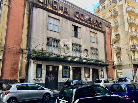 Catania - proponiamo in vendita storico cinema in centro città. La proprietà posta in zona centralissima della Città Metropolitana di Catania, si sviluppa per una superficie di circa 465 mq, con un altezza interna sala di 9,36 m ed una volumetria di ...