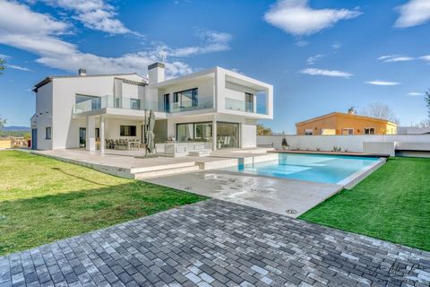 Would you like to be able to enjoy the tranquility of a villa 3 km from the AVE station, less than 2 km from a golf course, in a quiet urbanization just 20 km from the sea and with spectacular views? Now it is possible, this property of more than 575...