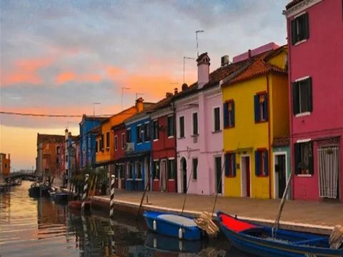 Apartment located in a typical 17th century Venetian palace free on three sides, excluding the attic, completely renovated located in Fondamenta della Pescheria in Burano. The property is arranged on three levels and composed as follows: on the groun...