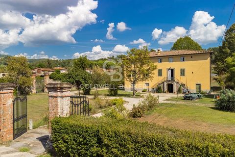 AMELIA VILLA Exclusively for sale, just 6 km from the historic center of Lucca in San Macario, we offer a charming real estate complex consisting of a spacious seventeenth-century villa, a large lemon house with private garden, a barn, and a park ins...