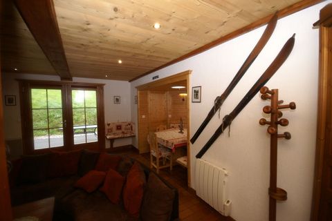 This 3-bedroom wooden chalet can accommodate 6 people. Ideal for a large family, it is located in Ventron. You can enjoy the warmth of bubble bath and give your tired muscles some relaxation after an adventure filled day. The forest, 100 m away is pe...