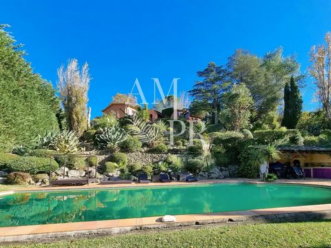 Our agency presents you this charming Provencal house of three levels exposed South and West in very good condition. Located in the middle of a landscaped plot of land and not overlooked, you will be in absolute calm facing a panoramic view of dream....
