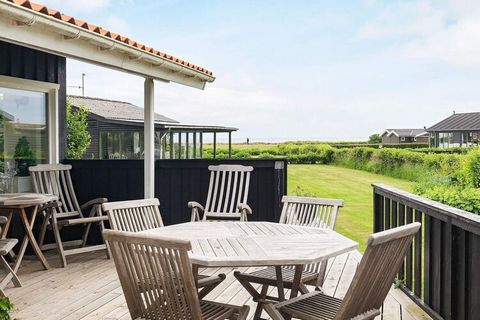 Cottage lumineux situé à quelques mètres de la belle plage adaptée aux enfants et avec une vue magnifique sur le Kattegat et la promenade de la plage, qui mène au port confortable de Sæby et au centre-ville, où se trouvent plusieurs boutiques et site...