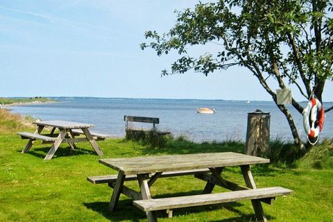 Well-located cottage located only approx. 500 meters from the Limfjord with child-friendly beach. On the ground floor there is a spacious entrance hall with staircase to the 1st floor. There is a large living room with good light from the large windo...