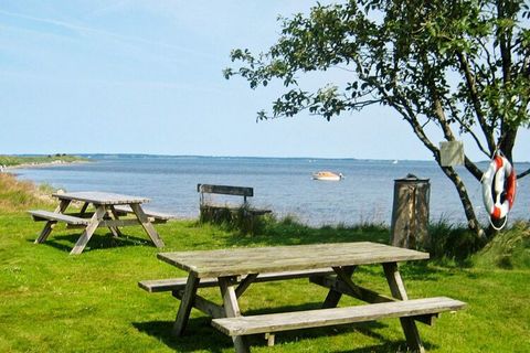 Ferienhaus in attraktiver Lage, nur etwa 500 m vom Fjord mit kinderfreundlichem Strandufer. Im Parterre findet man eine geräumige Eingangsdiele mit Treppe hoch in den ersten Stock. Das Haus hat unten einen schönen Küchen-/Wohnbereich für das Familien...